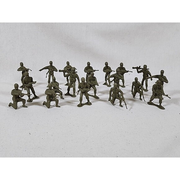 Vintage Lot Of 19 Military Plastic Toy Figures - Picture 10 of 10